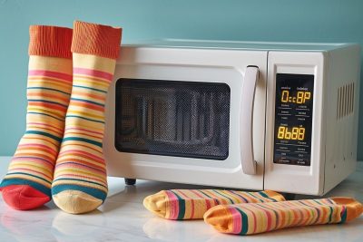 Réchauffez vos pieds cet hiver avec des chaussettes passées au micro-ondes